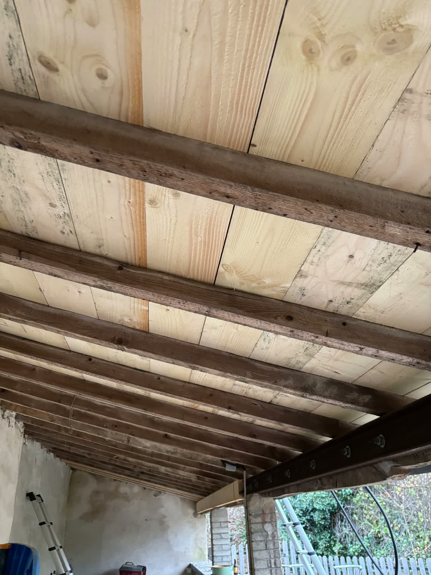 Solivage bois et volige neuve sous toiture