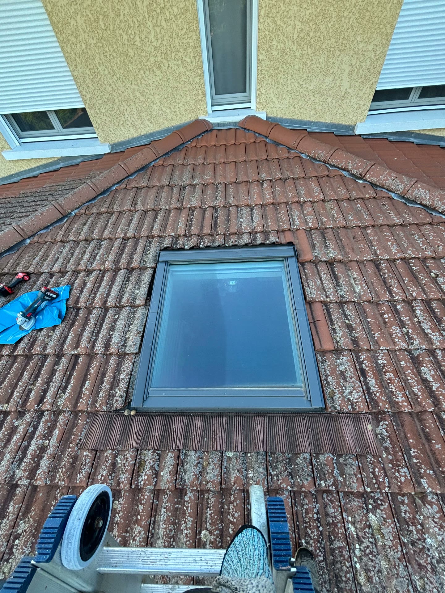 Fenêtre de toit Velux avant la pose de l'abergement en zinc