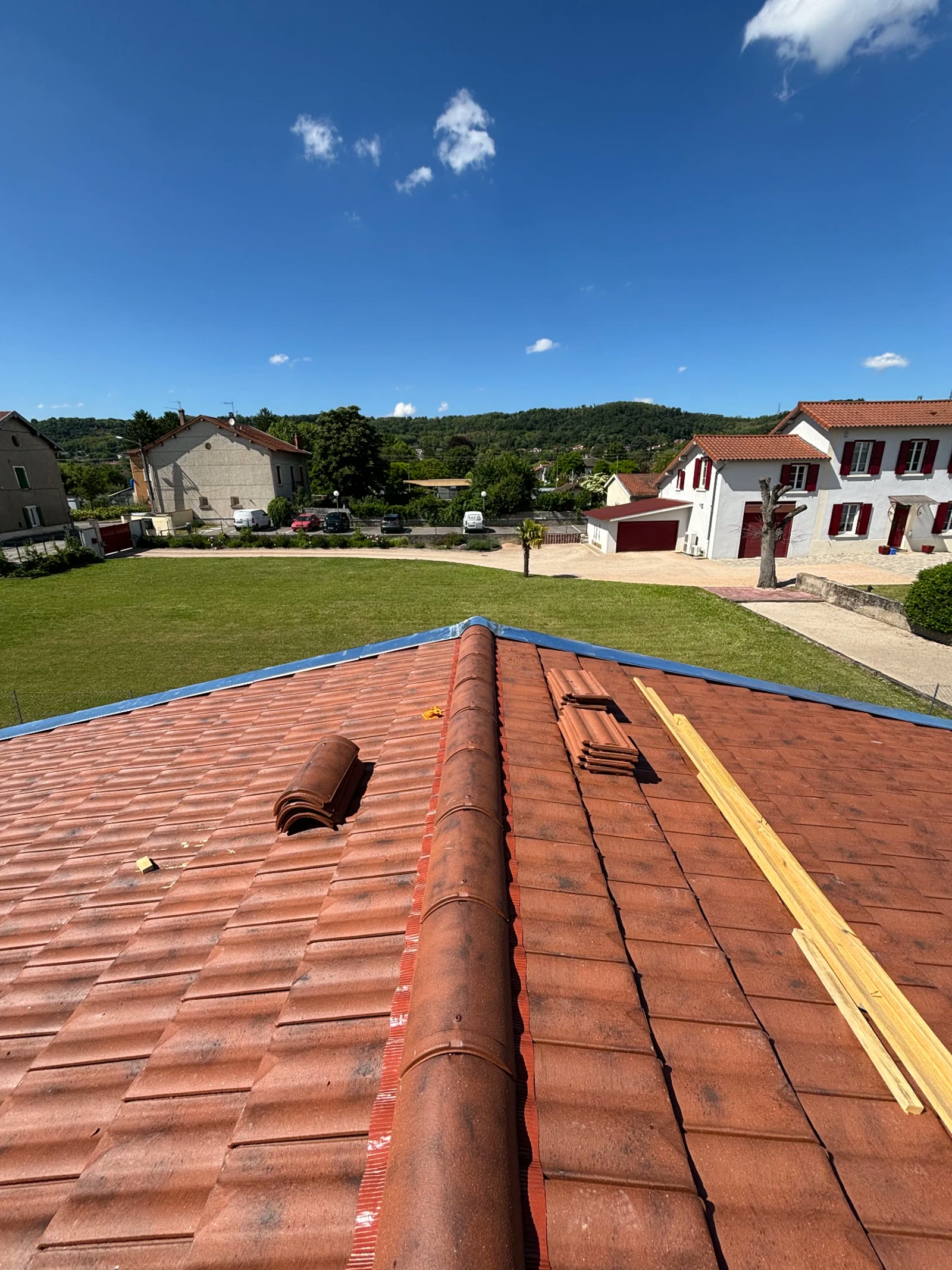 Charpente et couverture en construction