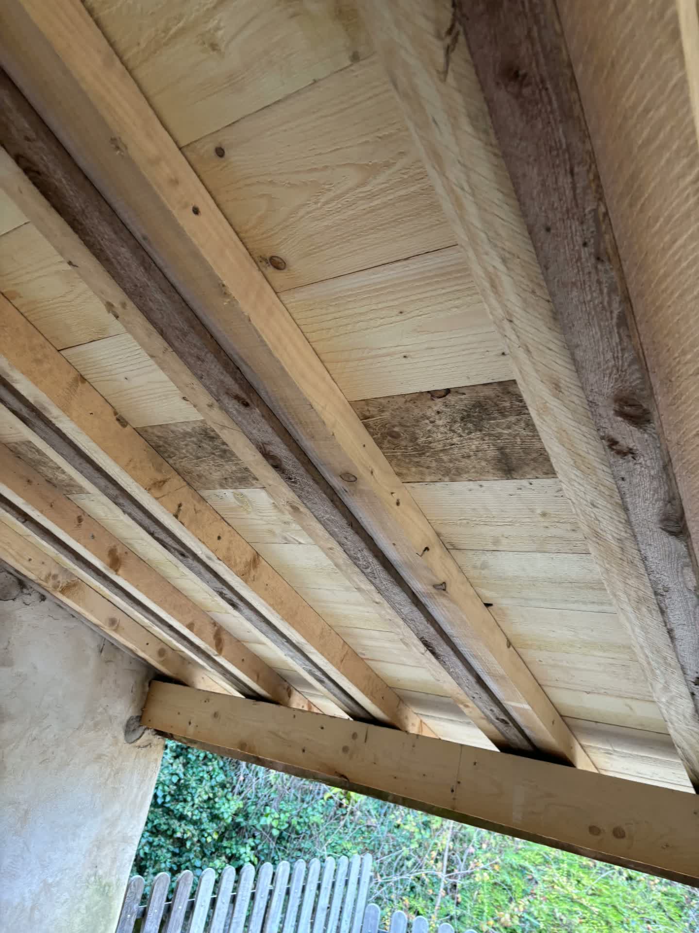 Volige et chevrons rénovés d'une charpente traditionnelle