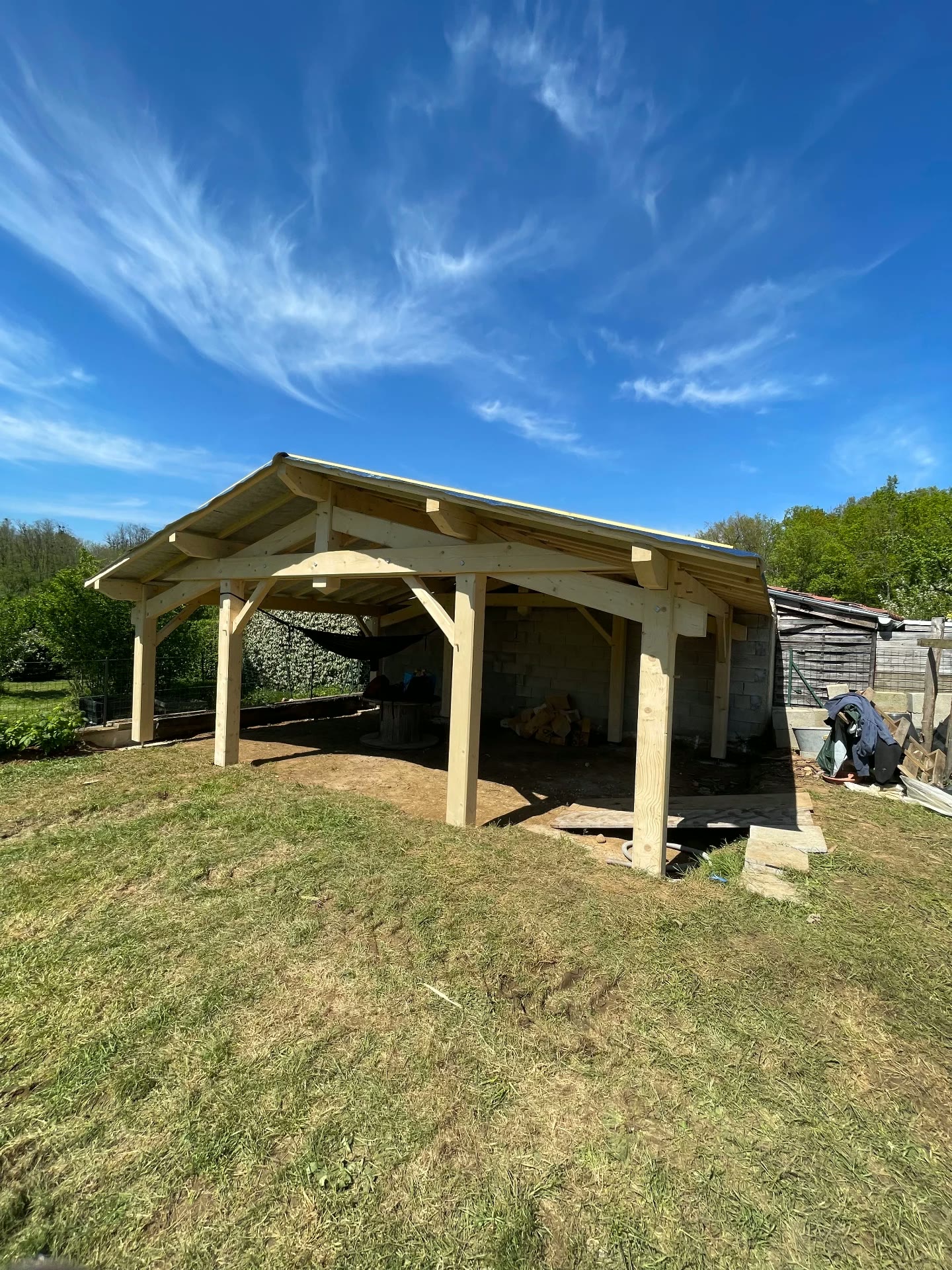 Charpente traditionnelle d'un abri en bois terminée
